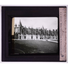 Les Châteaux historiques français. Château de Josselin. Façade sur la cour.