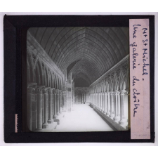 Le Mont-Saint-Michel. Une galerie du cloître.