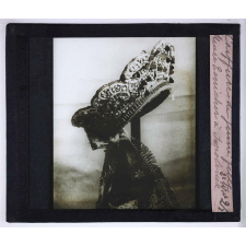 L'Art russe. II - L'art populaire. Coiffure de jeune fille. Musée Ténichev à Smolensk.