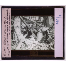 L'Aisne en 1918. Courcelles. Habitations dans les décombres de leur maison.