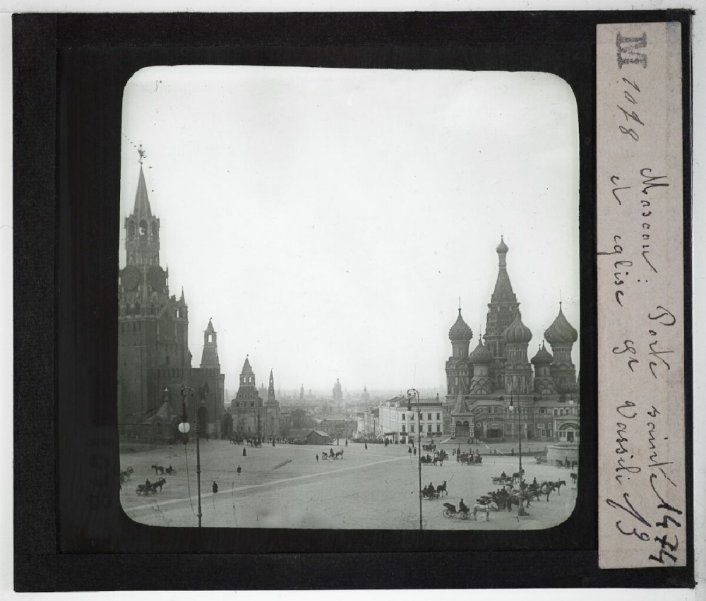 URSS. Moscou : Porte sainte et église St Vassili.