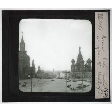 URSS. Moscou : Porte sainte et église St Vassili.