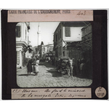 Salonique. Une rue. Au fond le minaret de la mosquée Eski-Djouma.