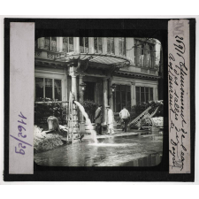 La Seine. Epuisément de l'eau des salles du Restaurant le Doyen.