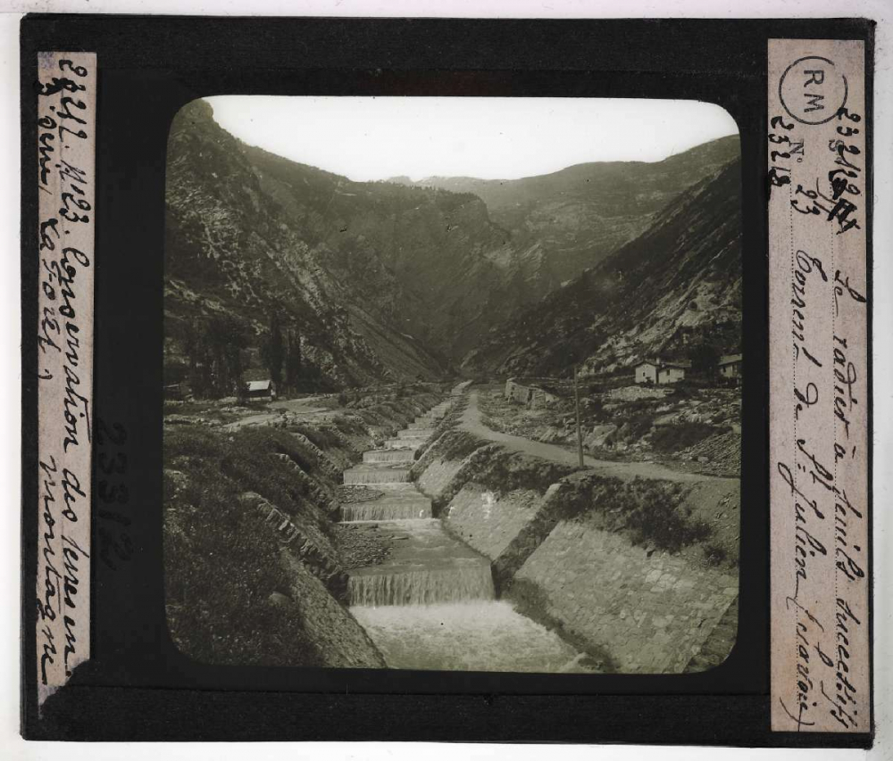 Conservation des terres en montagne et sur les pentes. Action de la forêt sur le sol et sur le régime des eaux, pâturages, prés, bois, correction des torrents. Le radier à seuils successifs. Torrent de Saint-Julien (Savoie).