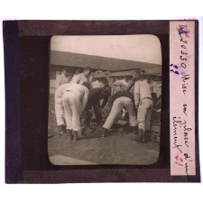 Les Travaux du génie dans un régiment de sapeurs mineurs. II. Manoeuvres de pontage. Mise en place d'un élément.