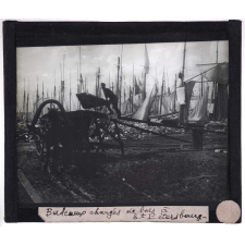 Moscou, St Pétersbourg. Bateaux chargés de bois à St Pétersbourg.