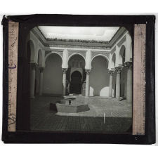 Le Maroc. Géographie, types et coutumes. Tanger. Vue de la Cour de la Casbah.