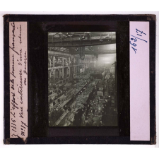 L'Effort de la femme française pendant la guerre. Vue intérieure d'une usine de guerre.