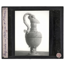 L'Art français des origines à 1800 - d'après les collections du Petit Palais (Exposition universelle de 1900). I. Moyen Âge et Renaissance. Aiguière en faïence de St Porchaire.