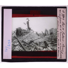 Le Pas-de-Calais en 1918. Lens, fosse n° 4, ruines d'un chevalet au dessus d'un puit de mine.