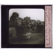 L'Afrique romaine. Timgad. Chapiteaux des colonnes du Capitole.