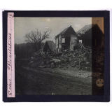 Dévastations. Maisons détruites. 