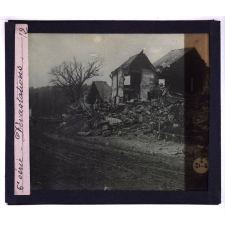 Dévastations. Maisons détruites. 