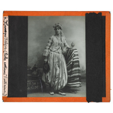 Algérie, pays indigènes. Mauresque d'Alger (Riche costume d'intérieur).