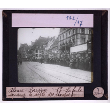 L'Alsace-Lorraine en 1918. La foule attendant le défilé des troupes.