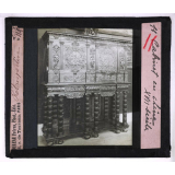 L'Art français des origines à 1800 - d'après les collections du Petit Palais (Exposition universelle de 1900). II. XVIIe et XVIIIe siècles. Cabinet en chêne XVII siècle.