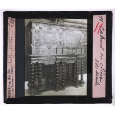 L'Art français des origines à 1800 - d'après les collections du Petit Palais (Exposition universelle de 1900). II. XVIIe et XVIIIe siècles. Cabinet en chêne XVII siècle.