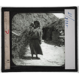Tunisie (La vie dans le Sud). Carthage. Gourbi arabe. Femme et son enfant.