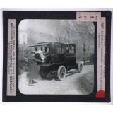 Un Hôpital de contagieux. Hôpital Pasteur. Ambulance automobile ouverte montrant un chariot-lit.