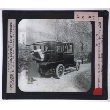 Un Hôpital de contagieux. Hôpital Pasteur. Ambulance automobile ouverte montrant un chariot-lit.