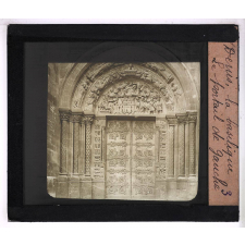 La Basilique de Saint-Denis. Le portail de gauche.