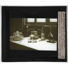 La Géologie expérimentale. Première partie. Application de la méthode expérimentale à l'étude des phénomènes d'érosion. Emoussement de cubes de calcaire dans une atmosphère chargée de vapeurs acides.