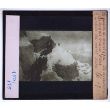 La Guerre de montagne dans les Dolomites (août 1915 - avril 1916). Un boyau creusé dans le rocher du mont Nero.