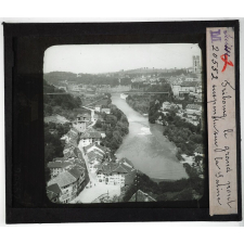 Suisse, les villes. Fribourg : Le grand pont suspendu sur la Sarine.