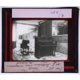 Le Nord en 1918. Intérieur d'un magasin de pianos.