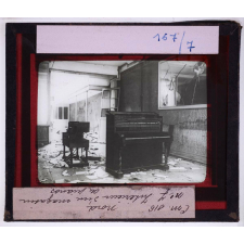Le Nord en 1918. Intérieur d'un magasin de pianos.