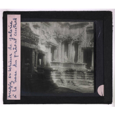 Les Ruines d'Angkor. Angle extérieur de galerie à la base du prâsat central.