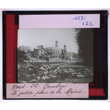 Le Nord en 1918. Cambrai, la petite place et la Mairie.