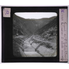 Torrents, reboisements. Torrent de St Julien (Savoie), le radier à seuils successifs.