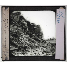 Le Tremblement de Terre de Messine (28 décembre 1908). Maison écroulée sur la mer.