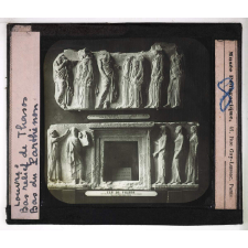 Art antique au Louvre. Louvre : Bas relief de Thasos, bas du Parthénon.