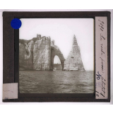 Roches et terrains. La Roche percée Etretat.