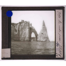Roches et terrains. La Roche percée Etretat.