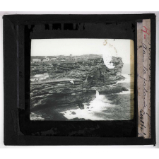 L'Action des eaux marines. Porte de la baie de Port Jackson dans la falaise.