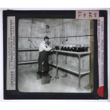 Sérothérapie. Préparation des divers sérums de l'Institut Pasteur de Paris. Siphonnage du sérum.