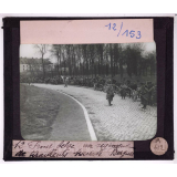 Le Front belge, les dunes, l'Yser. Un régiment de tirailleurs traverse Bergues.