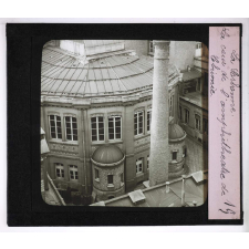 La Sorbonne. La cour de l'amphithéâtre de chimie.