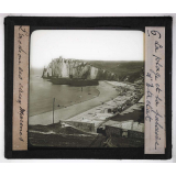 L'Action des eaux marines. La plage et la falaise d'Etretat.