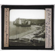 L'Action des eaux marines. La plage et la falaise d'Etretat.