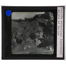 L'Evolution des chaînes de montagnes. Anticlinal légèrement déjeté et faillé.