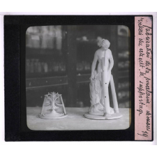 La Fabrication de la porcelaine à la Manufacture Nationale de Sèvres. Démonstration du retrait. Le supportage.