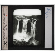 Hawaï. Chute d'eau avec arc-en-ciel.