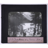 Le Ski. Installation d'un bivouac, abattage des arbres.