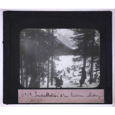 Le Ski. Installation d'un bivouac, abattage des arbres.