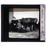 En Bretagne. Dolmen de Crucuno.